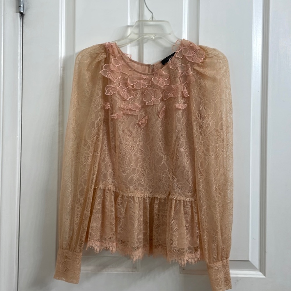 peachy tan-ish lace blouse 🍑